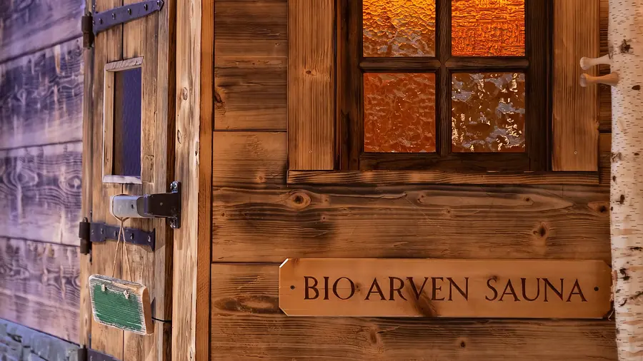 Tür der Bio Arven Sauna aus altem Holz