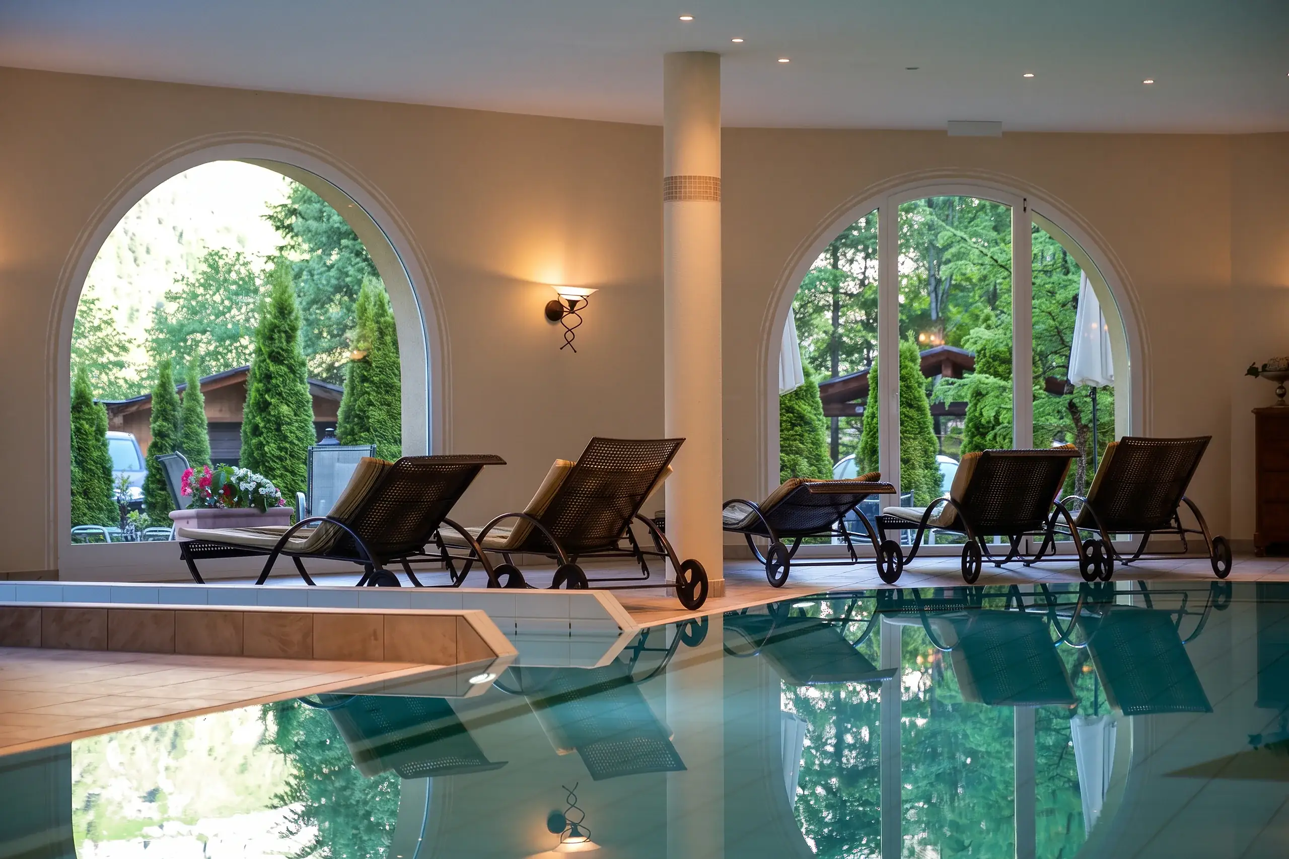 Das Hallenbad des Waldhotel Doldenhorn