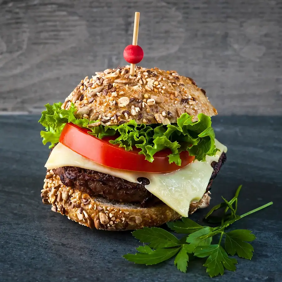 Burger im Körnerbrötchen