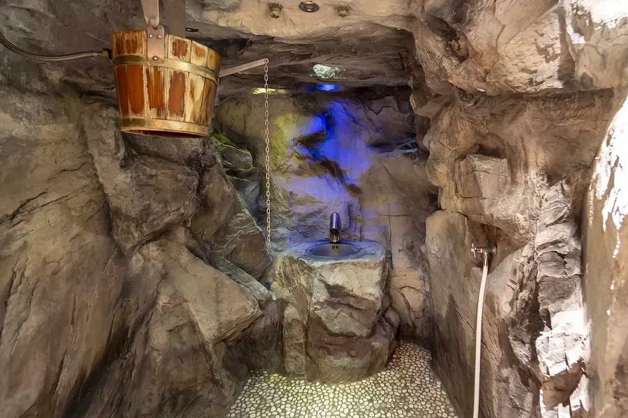 Eisgrotte aus Fels mit Holzkübel