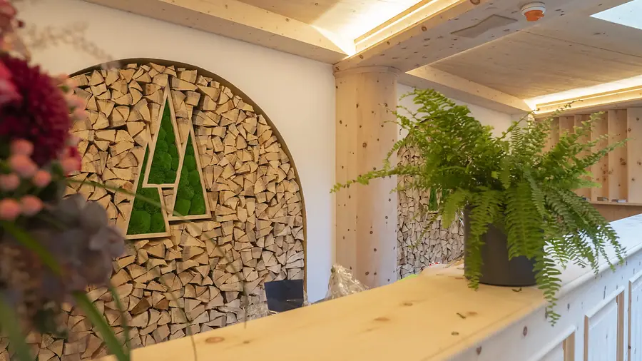 Empfang aus Arvenholz mit den drei Tannen an der Wand