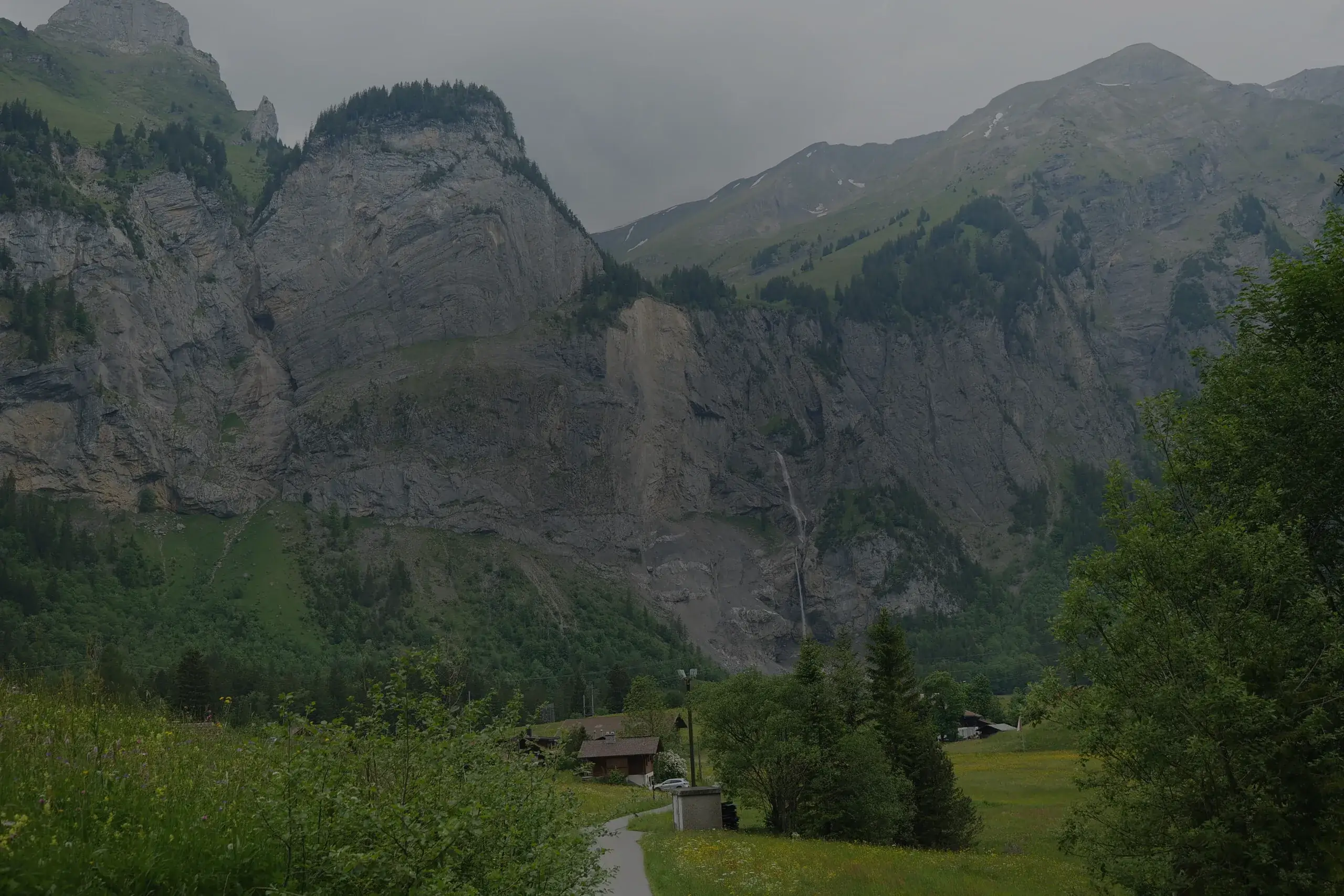 Das Tal von Kandersteg mit seinen Felswänden