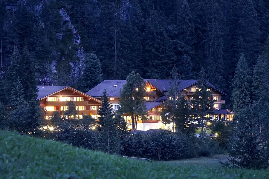 Das Waldhotel Doldenhorn in der Dämmerung, alle Fenster erleuchtet