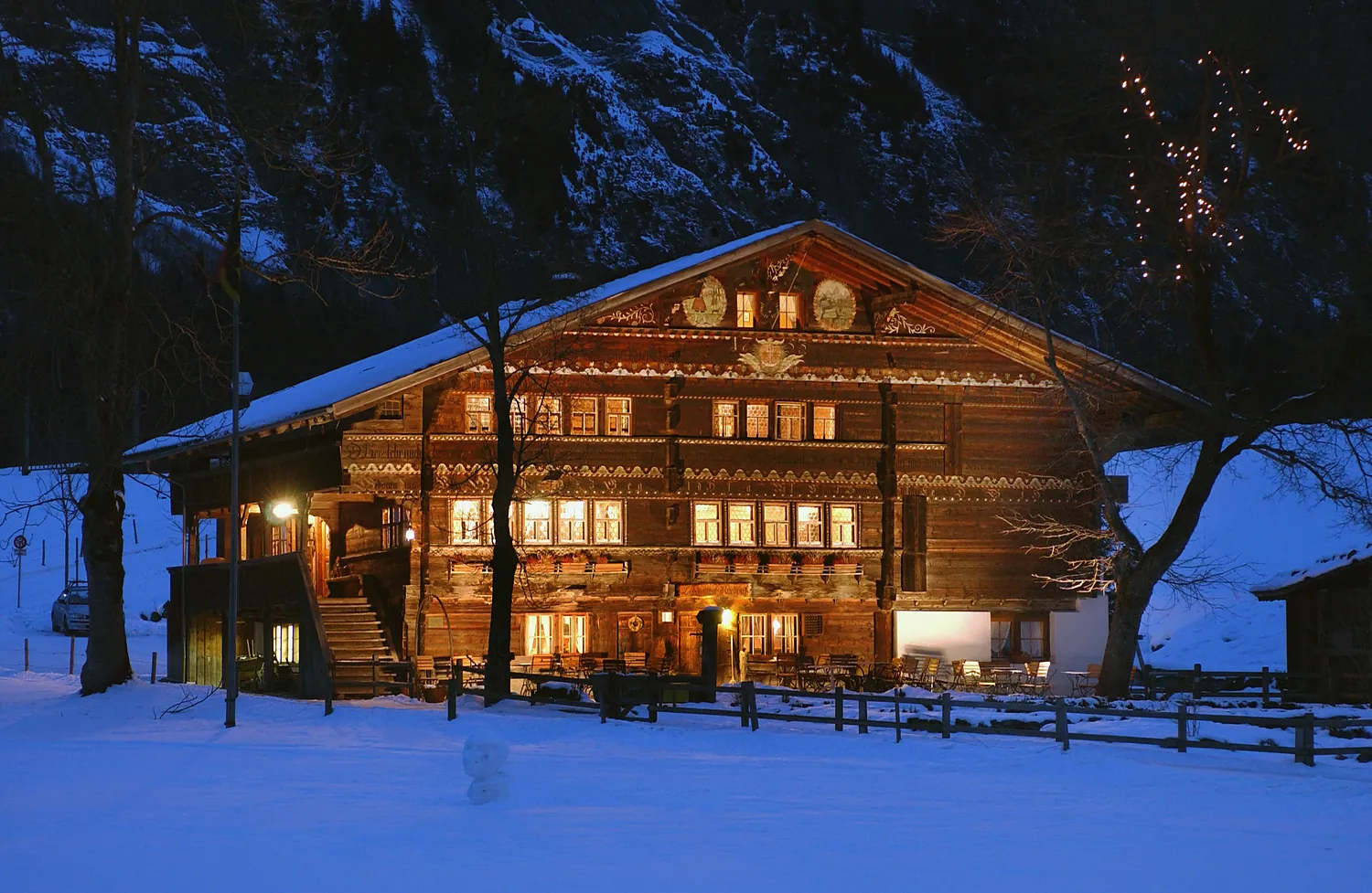Landgasthof Ruedihus in Kandersteg zur blauen Stunde