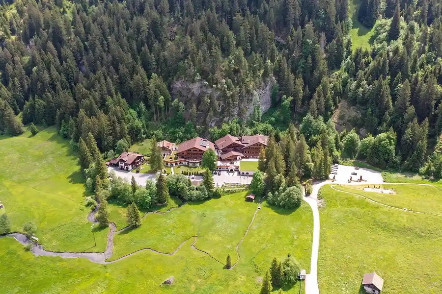 Das Tal bei Kandersteg aus der Luft, am Waldrand das Waldhotel Doldenhorn