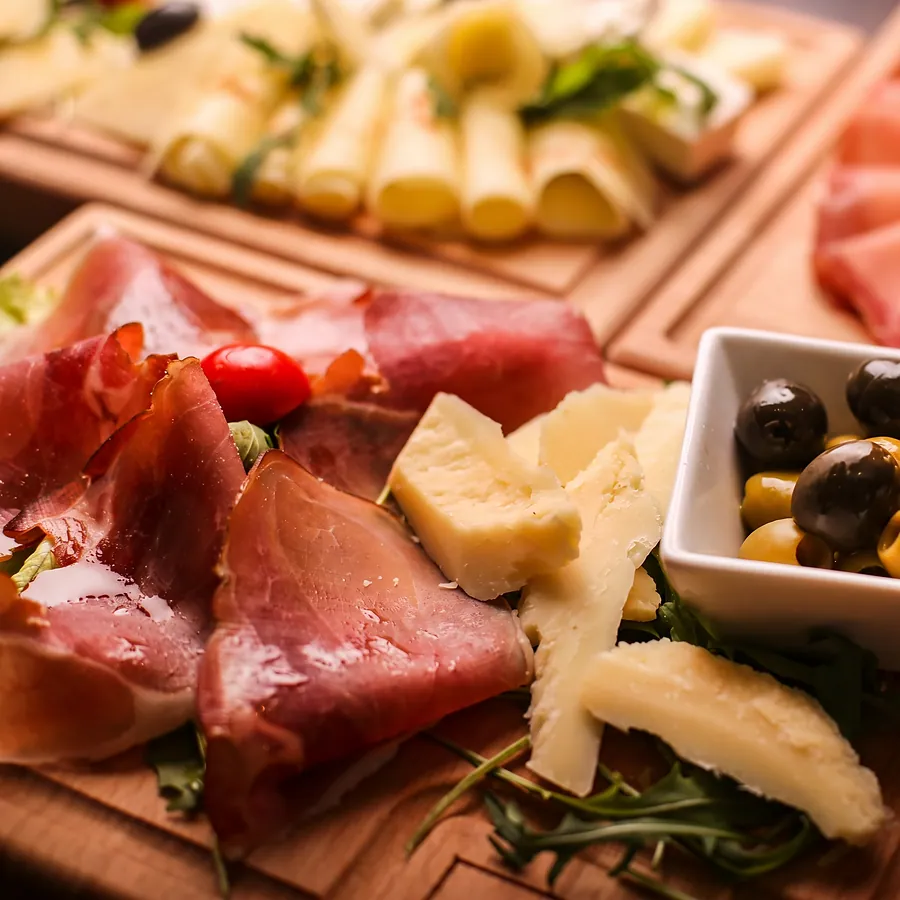 Platte mit Trockenfleisch, Käse und Oliven