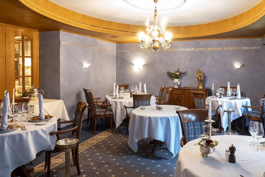 Au Gourmet mit Leuchter und weiss gedeckten Tischen