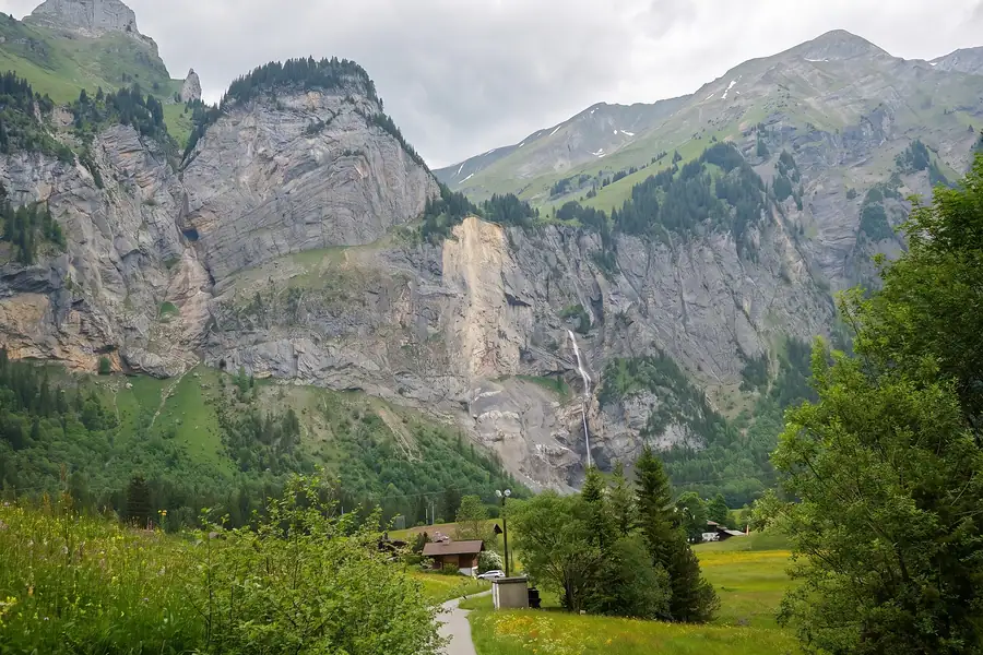 Talkessel bei Kandersteg mit Felswand und Wasserfall