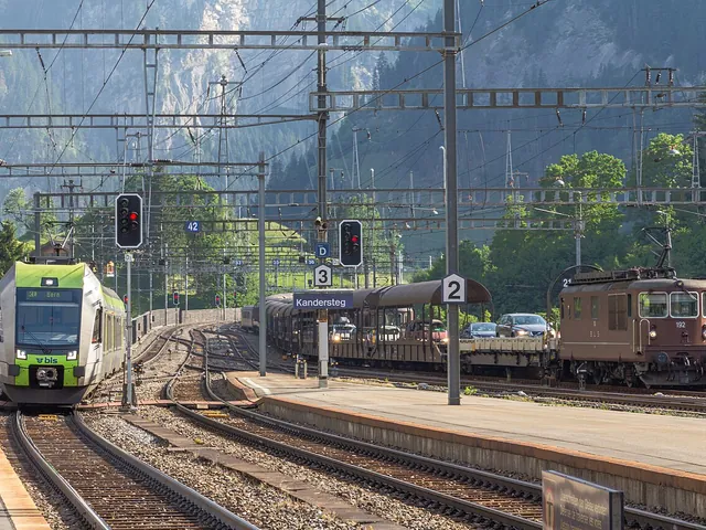Zug im Bahnhof Kandersteg