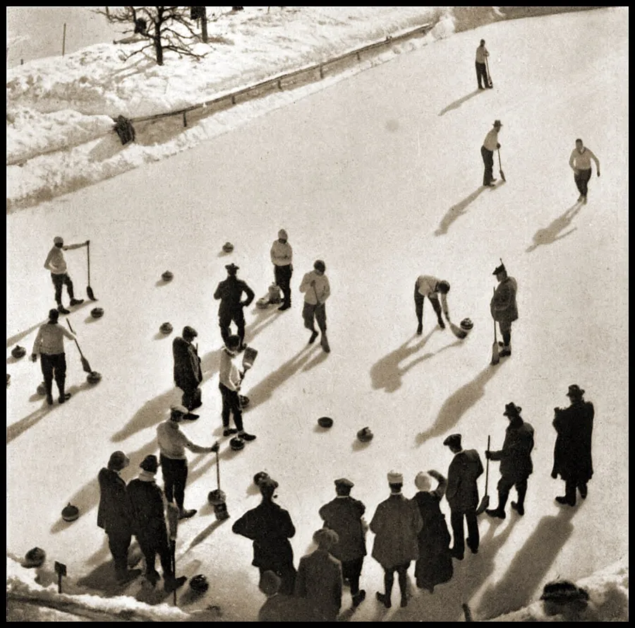 Foto: Ward Muir, um 1915, gemeinfrei (Wikimedia Commons) Curling auf dem Eisfeld in Kandersteg, um 1915