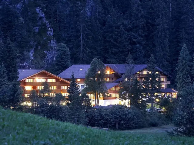 Das Waldhotel Doldenhorn in der Dämmerung