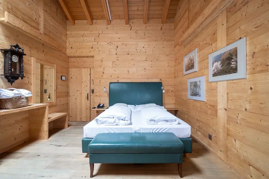 Economy-Zimmer aus hellem Holz mit Wanduhr