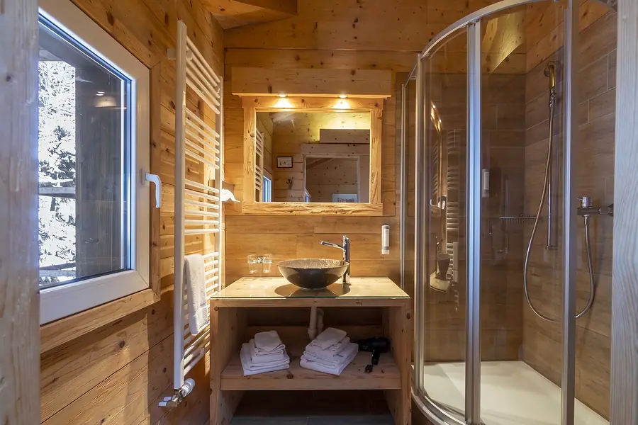 Bad im Economy-Zimmer mit Dusche und Steinbecken