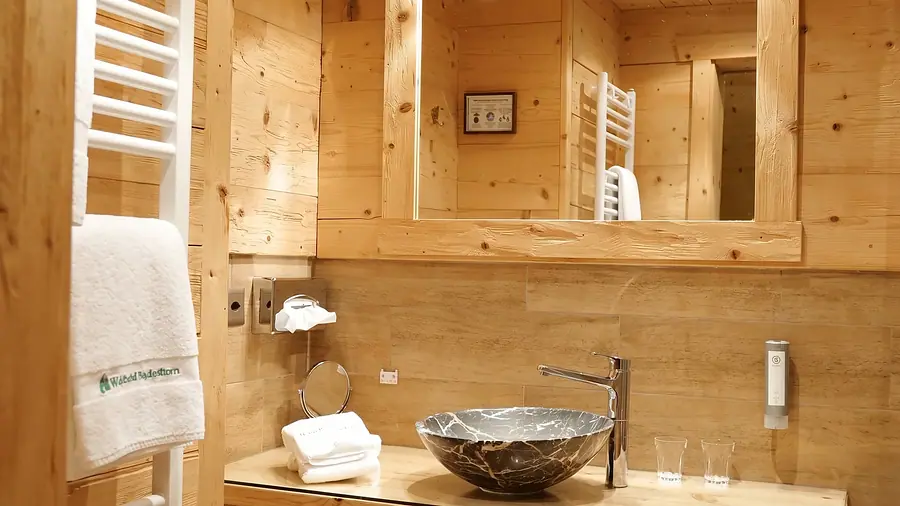 Waschtisch aus Holz mit Steinbecken