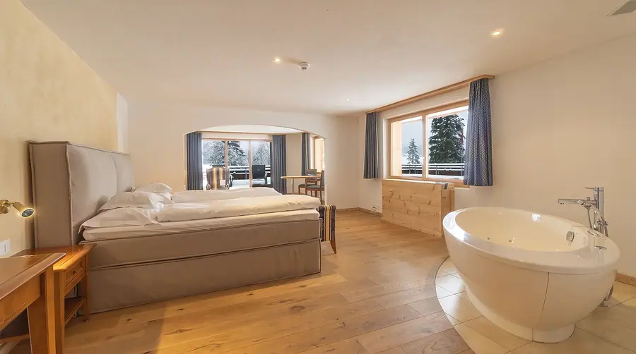 Junior Suite mit Bett und frei stehender Wanne