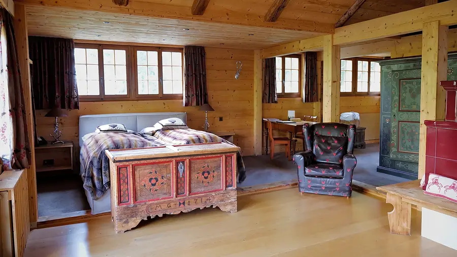 Junior Suite mit bemalter Truhe und Sessel