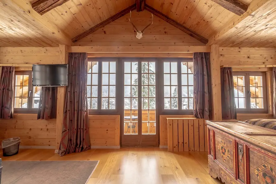 Fensterfront der Suite mit Tür zum Balkon
