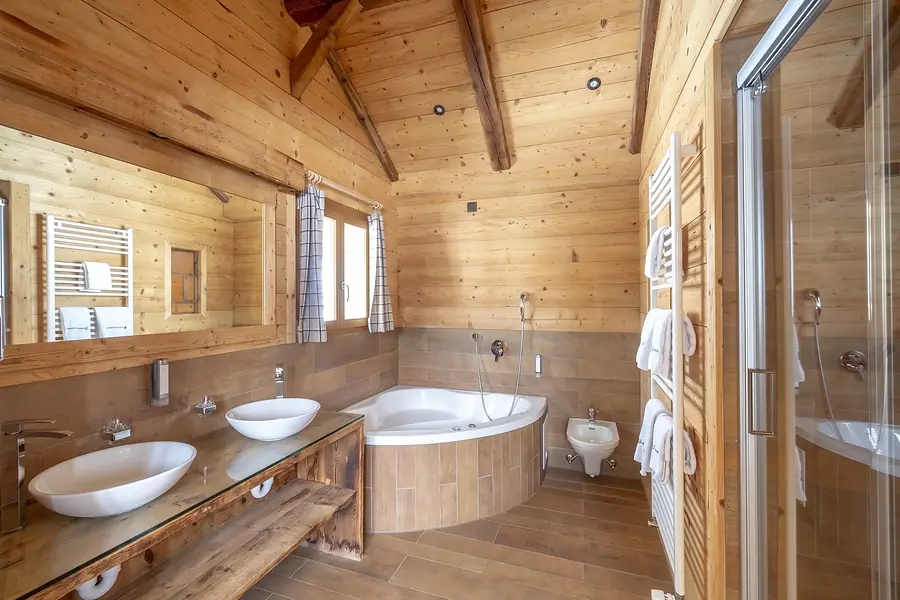 Bad der Suite mit Eckwanne und zwei Becken