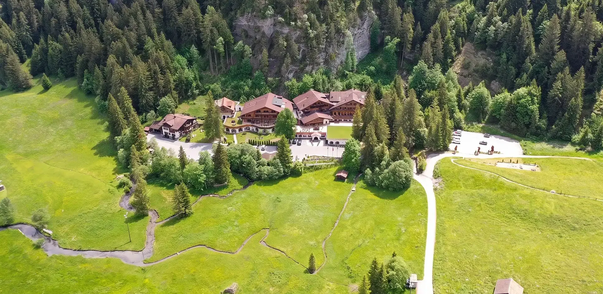 Das Waldhotel Doldenhorn von oben, am Waldrand im Tal von Kandersteg