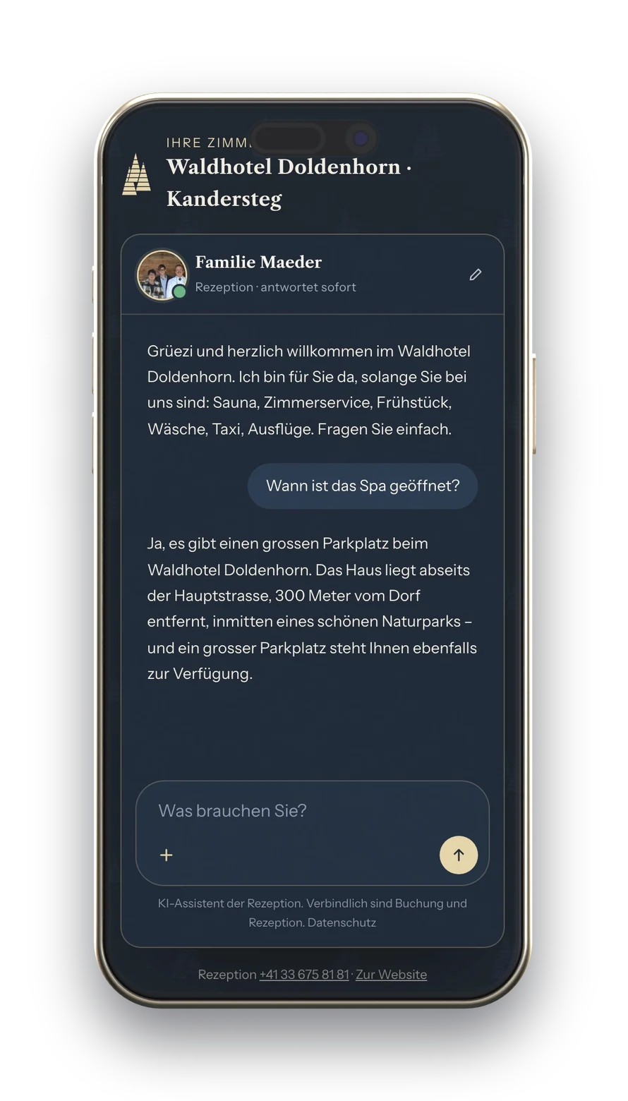 Die Zimmermappe am Handy: ein Gast fragt die Rezeption im Chat